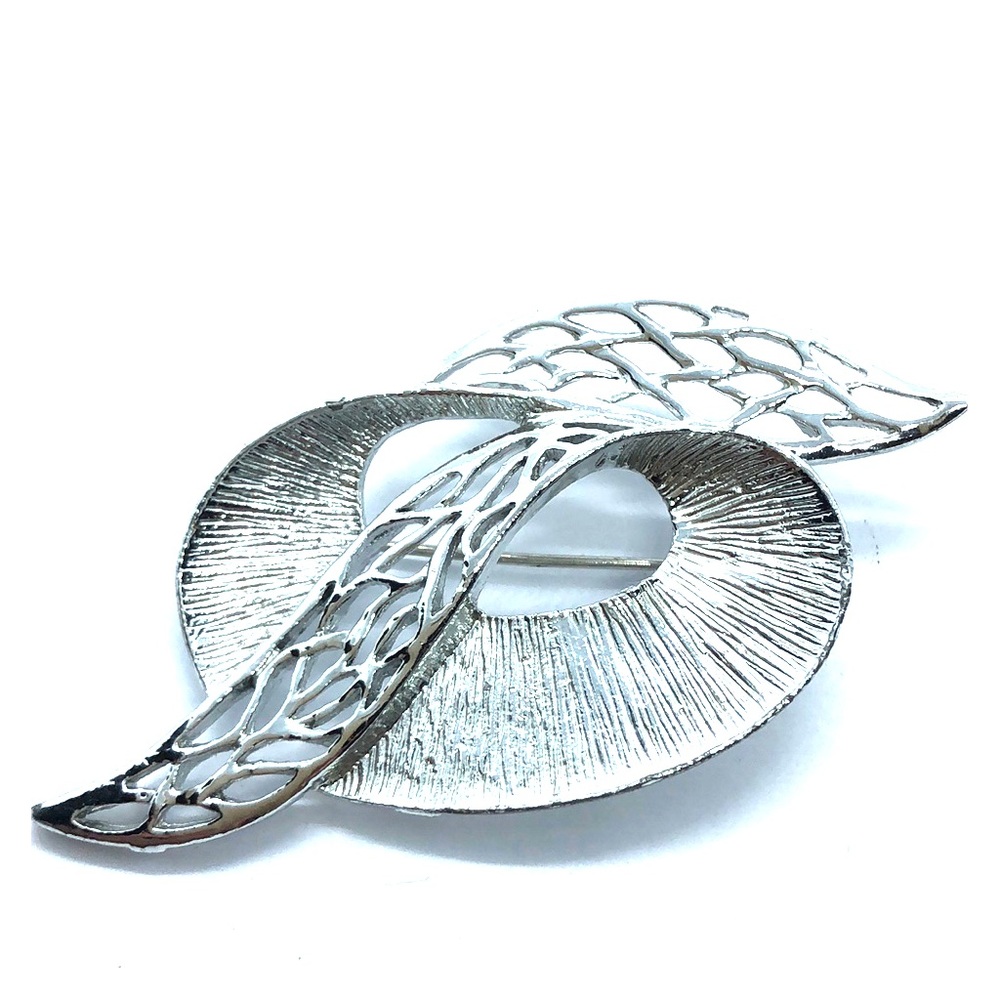 VTG Celebrity NY Silver tone Ribbon Swirl Brooch